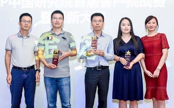 喜臨門總裁楊剛先生和 SAP 中國研究院首席運營官謝何欣女士給獲獎企業(yè)頒獎